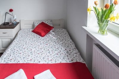 Pokój jednoosobowy na pierwszym piętrze, z szerokim 120cm/200cm, wygodnym łóżkiem, szafką i lampka do czytania